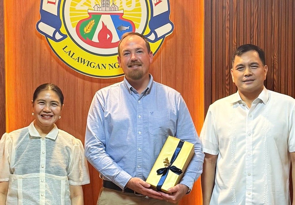 Yoonet founder with Balanga officials at a civic partnership presentation
